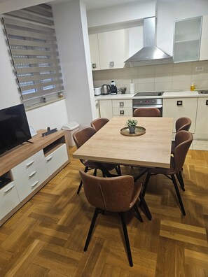 Appartement Standard, vue plage | Cuisine privée | Cafetière/bouilloire, bouilloire électrique, chaise haute