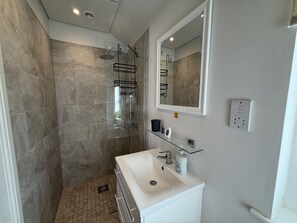 Shower, hair dryer, towels - A luxury 2 bed lakeside lodge that sleeps 4 guests in 2 bedrooms (Filey)