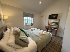 2 bedrooms, iron/ironing board, free WiFi, bed sheets - A luxury 2 bed lakeside lodge that sleeps 4 guests in 2 bedrooms (Filey)