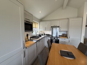 Fridge, microwave, oven, stovetop - A luxury 2 bed lakeside lodge that sleeps 4 guests in 2 bedrooms (Filey)