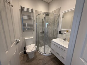 Douche, sèche-cheveux, serviettes fournies