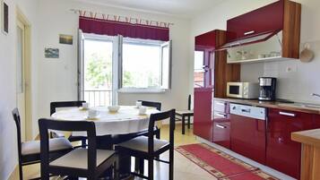 Apartment, 3 Bedrooms, Balcony, City View | Dining room