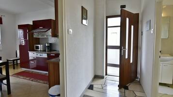 Apartment, 3 Bedrooms, Balcony, City View | Interior