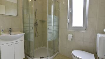 Apartment, 3 Bedrooms, Balcony, City View | Bathroom