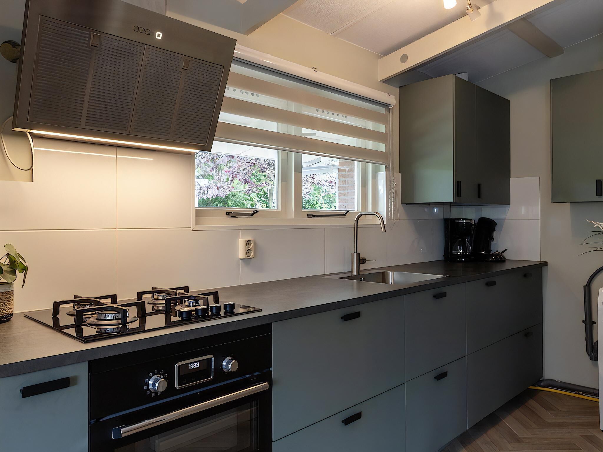 Four, lave-vaisselle, cafetière/bouilloire