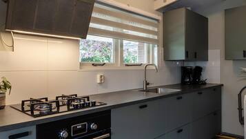 Four, lave-vaisselle, cafetiĂšre/bouilloire