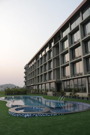 Outdoor pool - Soulbay - By JPW Resorts (Ekta Nagar (Kevadia))