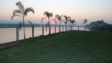 Kahden hengen superior-huone, jokinäköala | Ulkoalueet