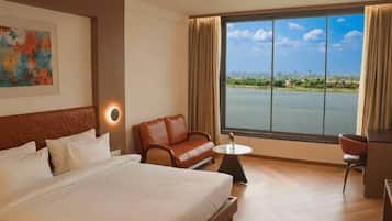 Quarto casal superior, vista para o rio | Quartos à prova de som, ferros/tábuas de passar roupa, Wi-Fi de cortesia