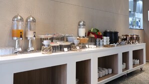 Frokostbuffé hver dag (mot et tillegg)
