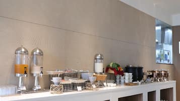 Se ofrece un desayuno bufé (550 INR por persona)