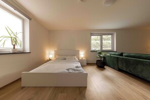 Tabla de planchar con plancha, internet y ropa de cama 