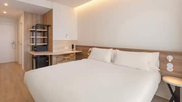 Safe på rommet, skrivebord, blendingsgardiner og wi-fi (inkludert)