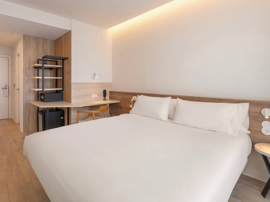 Peti besi dalam bilik, meja, langsir/tirai gelap terus, Wi-fi percuma