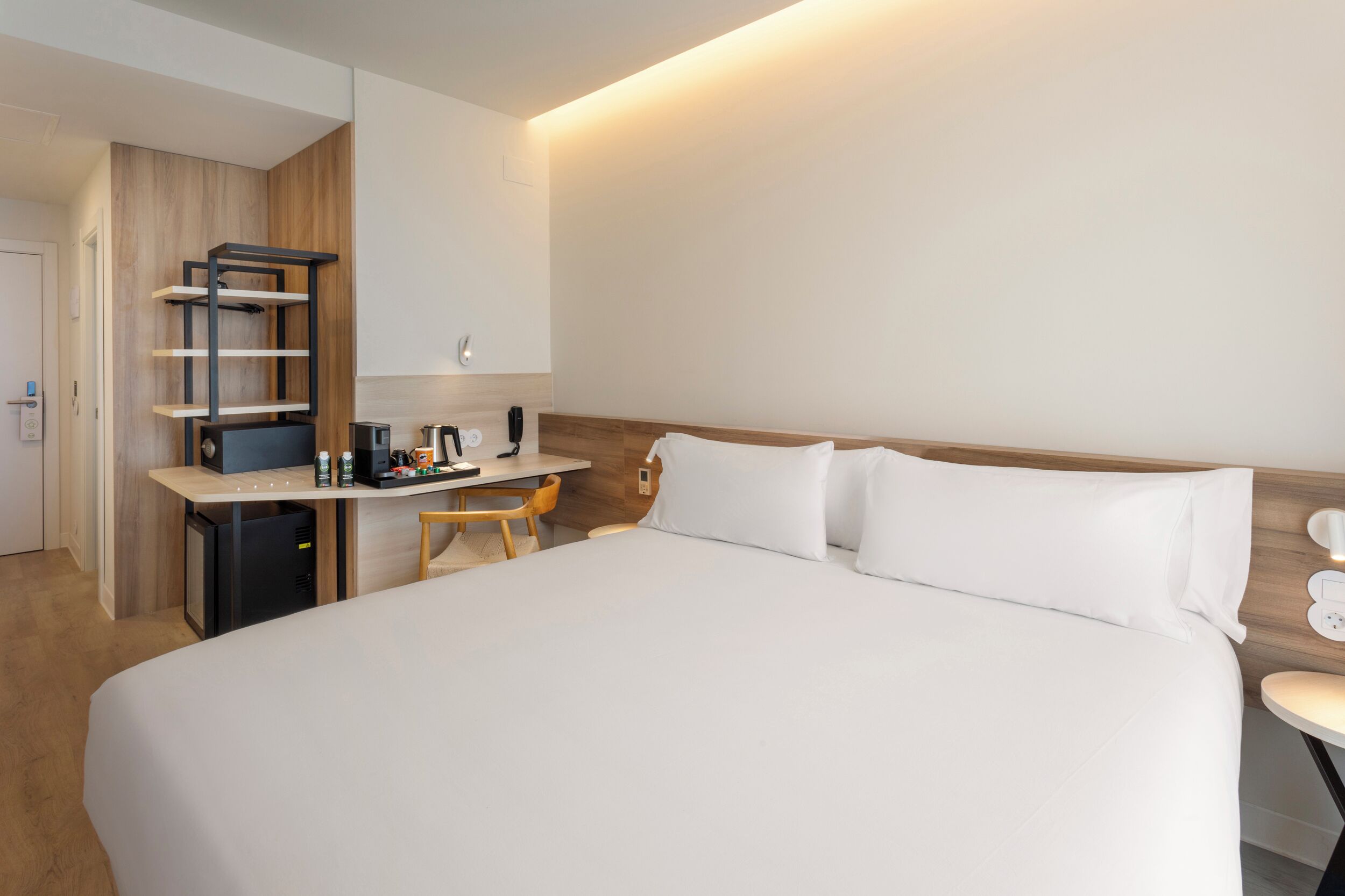 Safe på rommet, skrivebord, blendingsgardiner og wi-fi (inkludert)