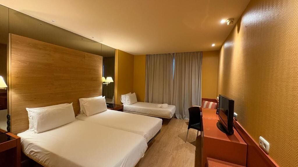 Een kluis op de kamer, verduisterende gordijnen, gratis wifi