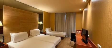 In-room safe, blackout drapes, free WiFi