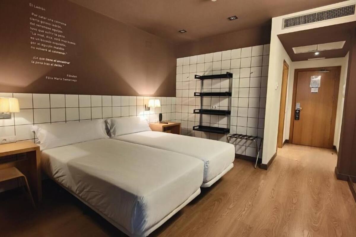 Chambre avec lits jumeaux | Coffres-forts dans les chambres, rideaux occultants, Wi-Fi gratuit