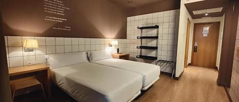 双床房 | 客房内保险箱、遮光窗帘、免费 WiFi