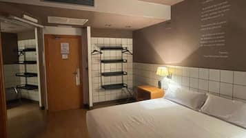 Enkelrum | Värdeförvaringsskåp på rummet, mörkläggningsgardiner och gratis wi-fi