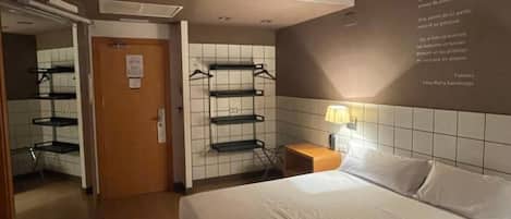 Yhden hengen huone | Tallelokero huoneessa, pimennysverhot, ilmainen Wi-Fi