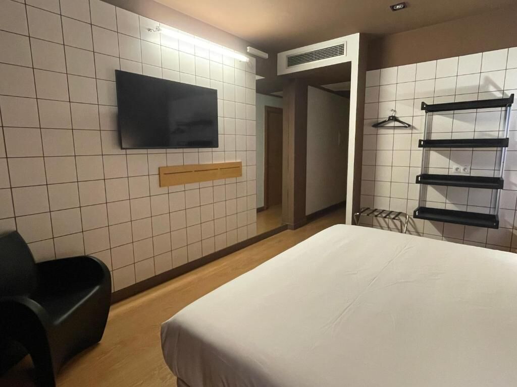 خزنة داخل الغرفة وستائر تعتيم وواي فاي مجانًا