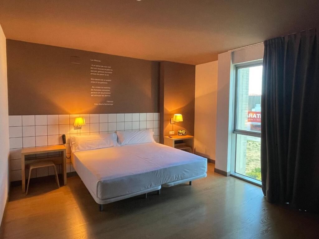 Tallelokero huoneessa, pimennysverhot, ilmainen Wi-Fi