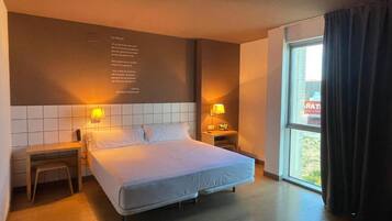 Tallelokero huoneessa, pimennysverhot, ilmainen Wi-Fi