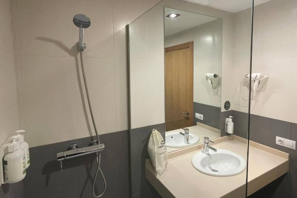 Suite | Salle de bain | Savon, shampoing, papier toilette