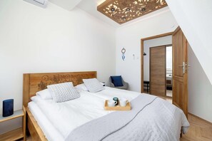 Schreibtisch, Bügeleisen/Bügelbrett, Reisekinderbett, WLAN