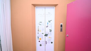 Una puerta con un panel blanco que muestra diversos productos de aceites esenciales y un letrero que dice 'nybeko essential oil therapy'.