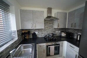 雪櫃、微波爐、焗爐、爐具