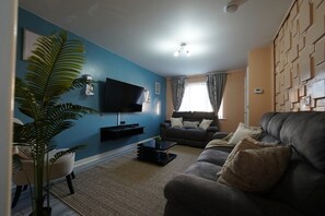 TV - Modern 3-Bed Detached Home-Contractors, Families & Professionals (New Ollerton)