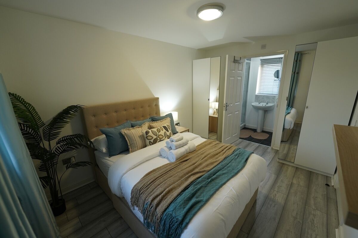 Iron/ironing board, free WiFi, bed sheets