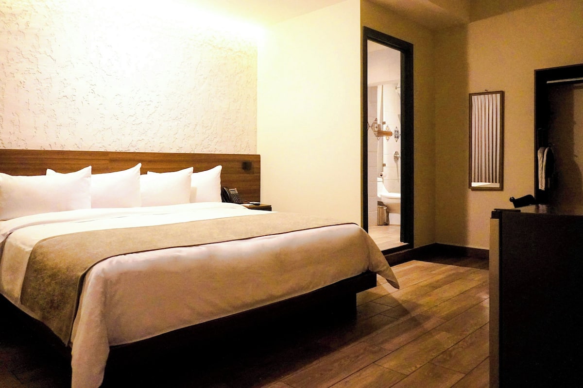 Chambre supérieure, 1 très grand lit (No View) | Literie hypoallergénique, couette en duvet, minibar, coffre-fort