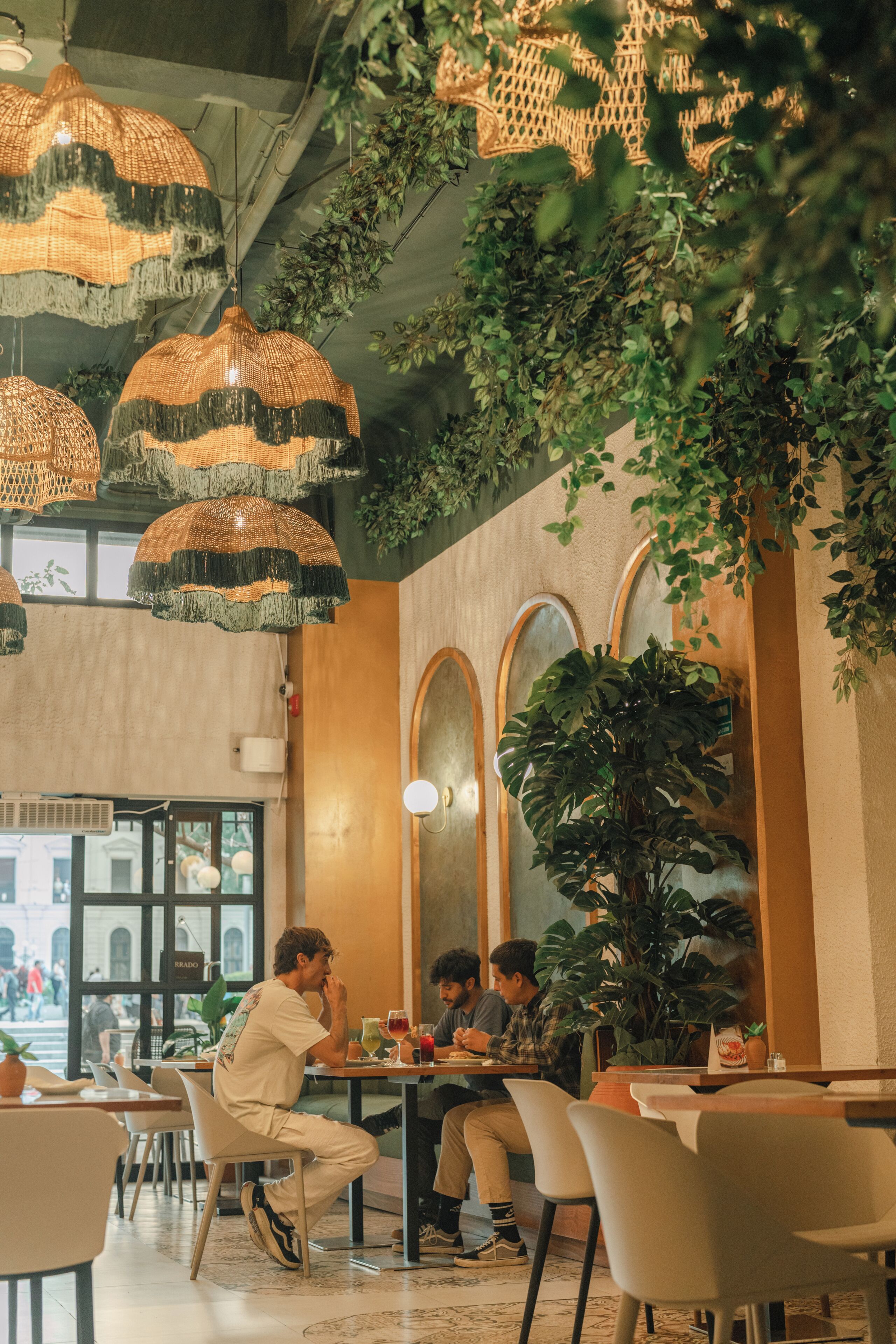 2 restaurants servant le petit déjeuner, le déjeuner et le dîner