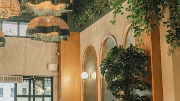2 restaurants servant le petit déjeuner, le déjeuner et le dîner