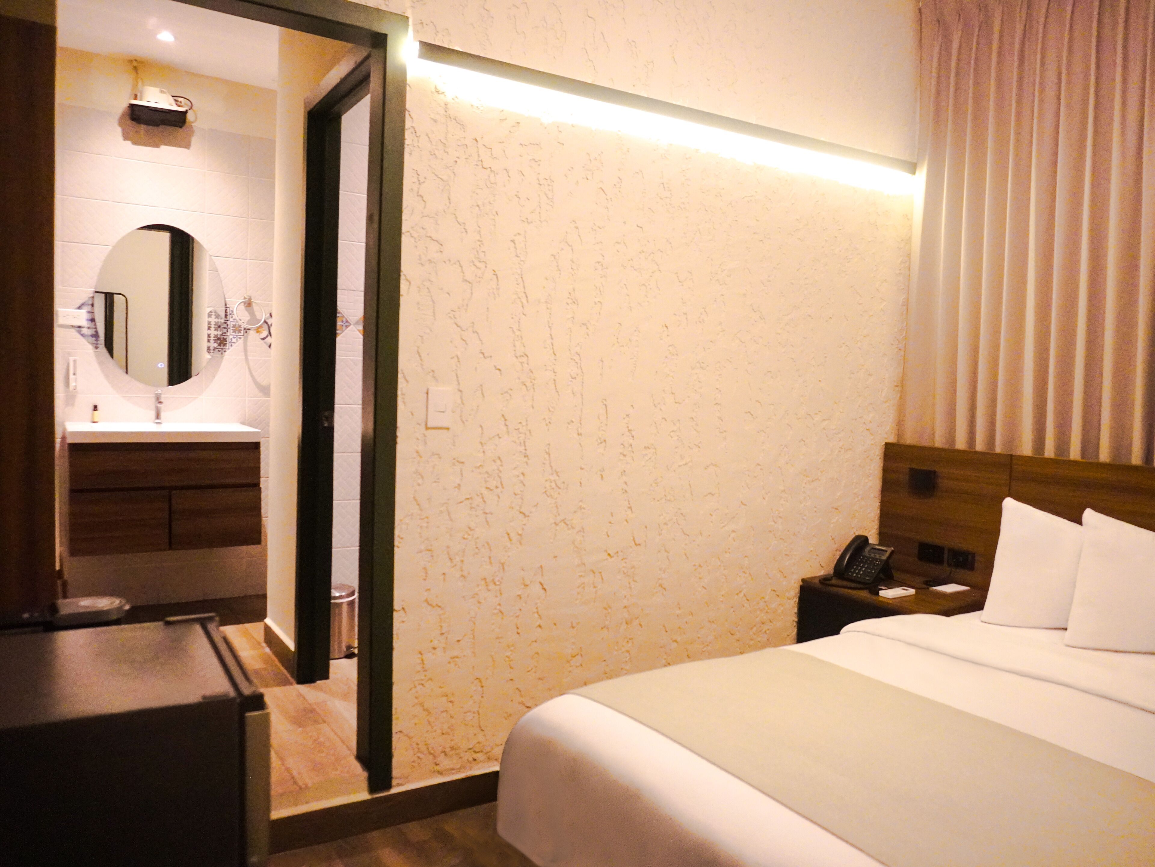 Room, 1 Queen Bed (no view)
