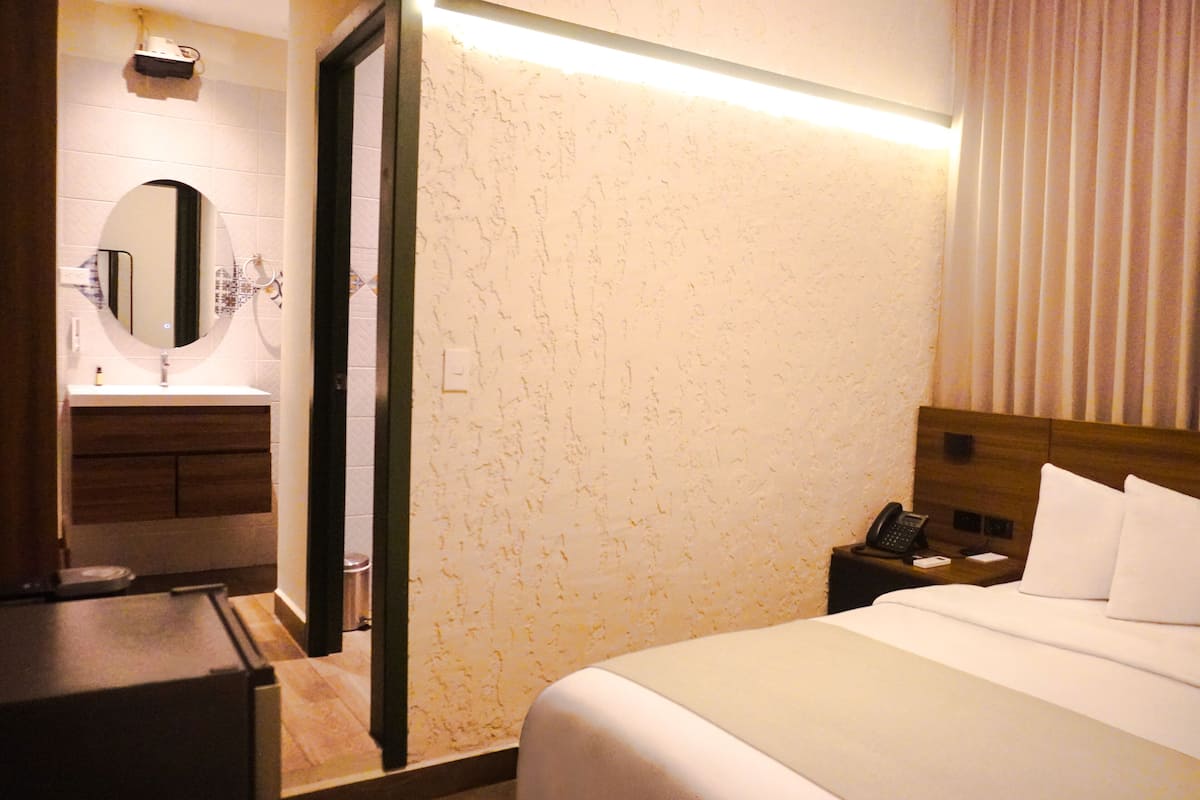 Room, 1 Queen Bed (no view)