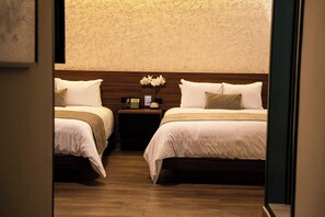 Room, 2 Queen Beds | Hypo-allergenic bedding, down duvets, minibar, in-room safe - City Centro by Marriott San Salvador (San Salvador)