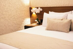Superior Room, 1 King Bed, Non Smoking | Hypo-allergenic bedding, down duvets, minibar, in-room safe - City Centro by Marriott San Salvador (San Salvador)