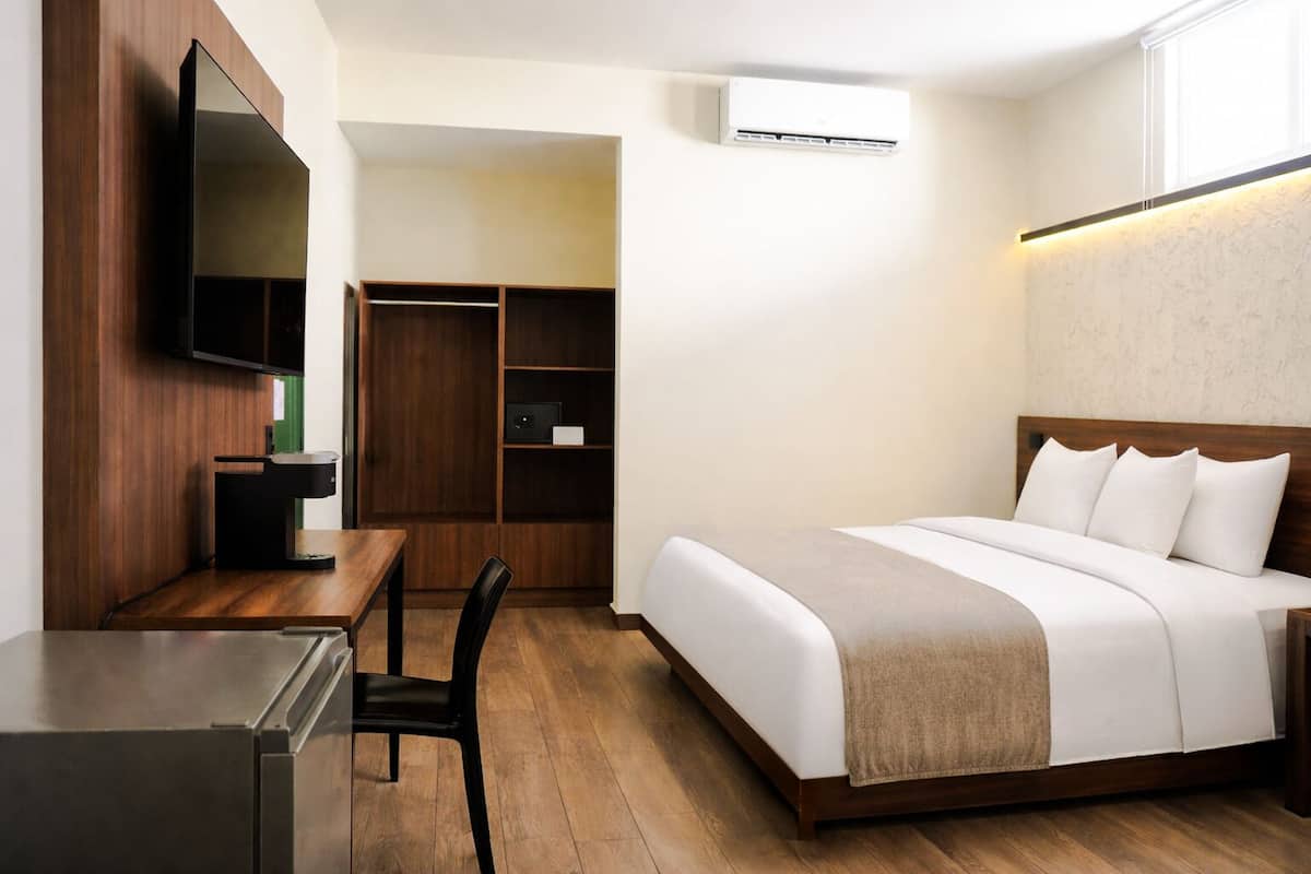 Room, 1 King Bed (no view) | Hypo-allergenic bedding, down comforters, minibar, in-room safe