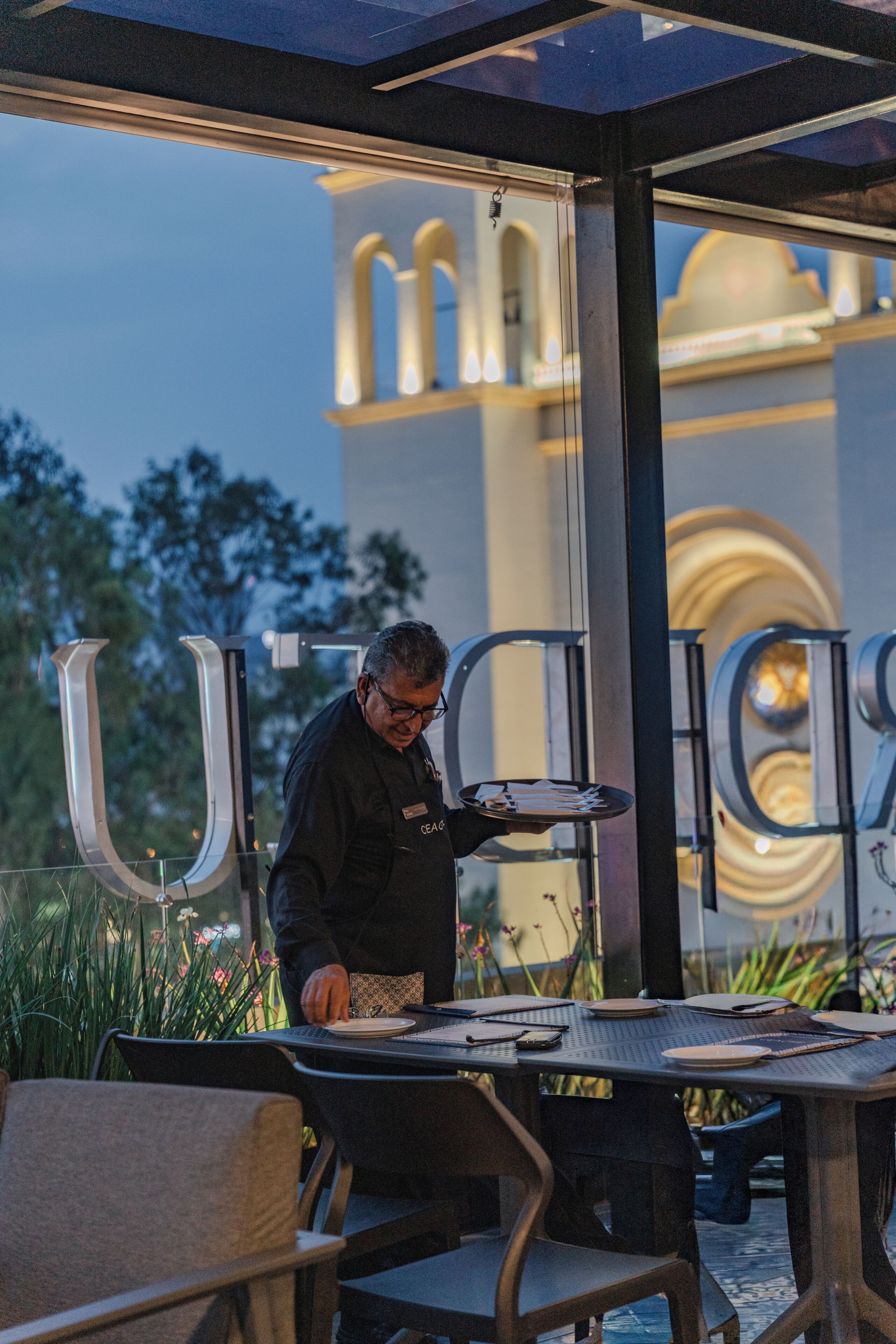 2 restaurants; breakfast, lunch, dinner and brunch served 