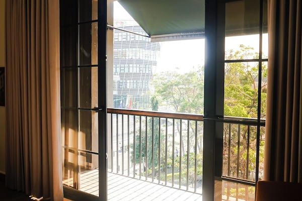 Suite Superior, 1 Tempat Tidur King, pemandangan kota | Seprai antialergi, selimut bulu angsa, minibar, dan brankas