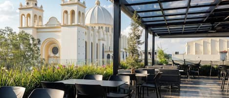 2 restaurants; breakfast, lunch, dinner, and brunch served
