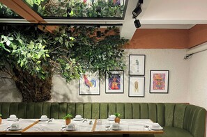 2 restaurants, breakfast served