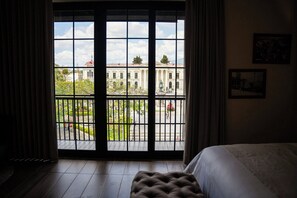 Suíte superior, 1 cama King, vista para a cidade | Roupas de cama antialérgicas, edredons de pluma, frigobar