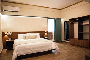 Superior Room, 1 King Bed, Non Smoking | Hypo-allergenic bedding, down duvets, minibar, in-room safe - City Centro by Marriott San Salvador (San Salvador)