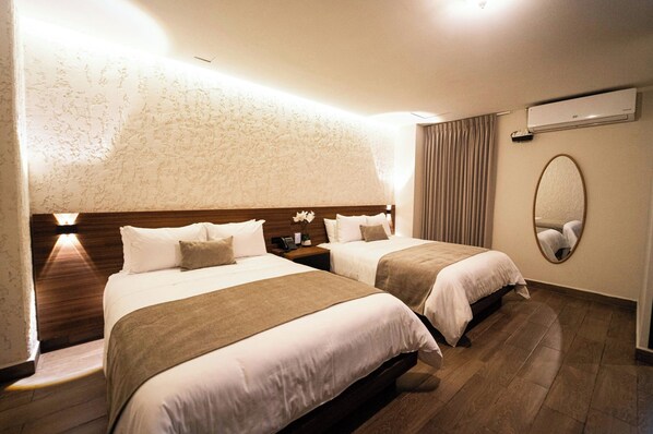 Quarto, 2 camas Queen | Roupas de cama antialérgicas, edredons de pluma, frigobar