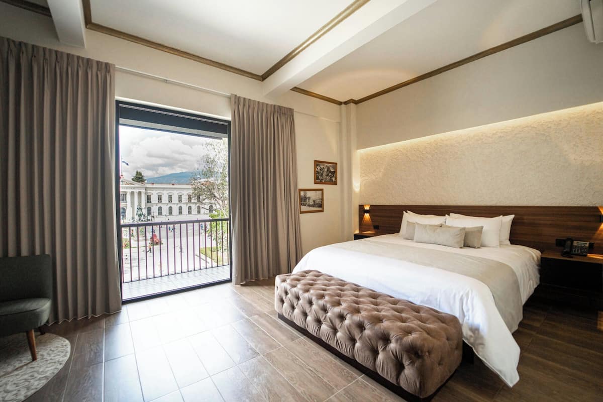 Superior Suite, 1 King Bed, City View